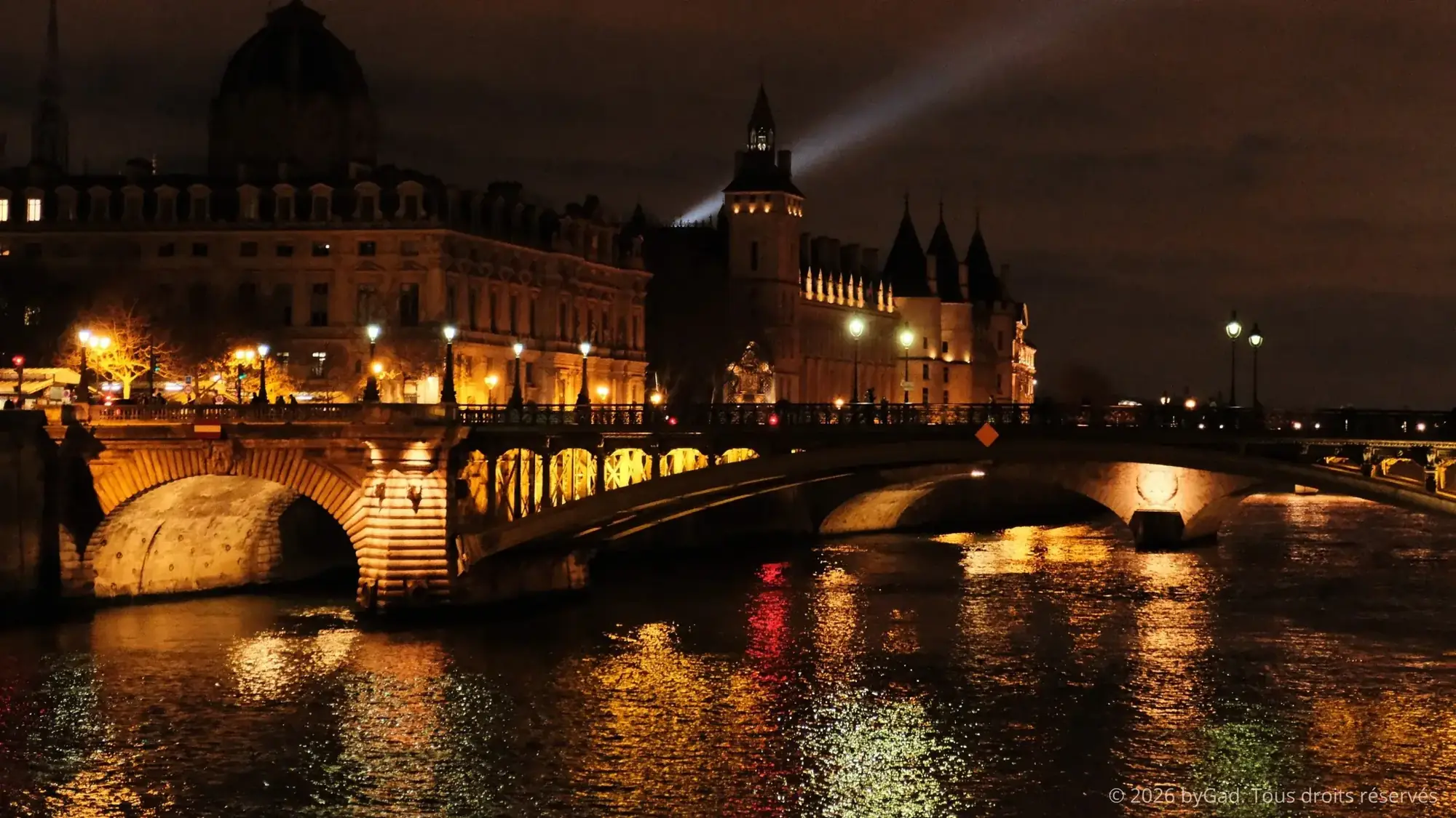 La Seine de nuit à Paris