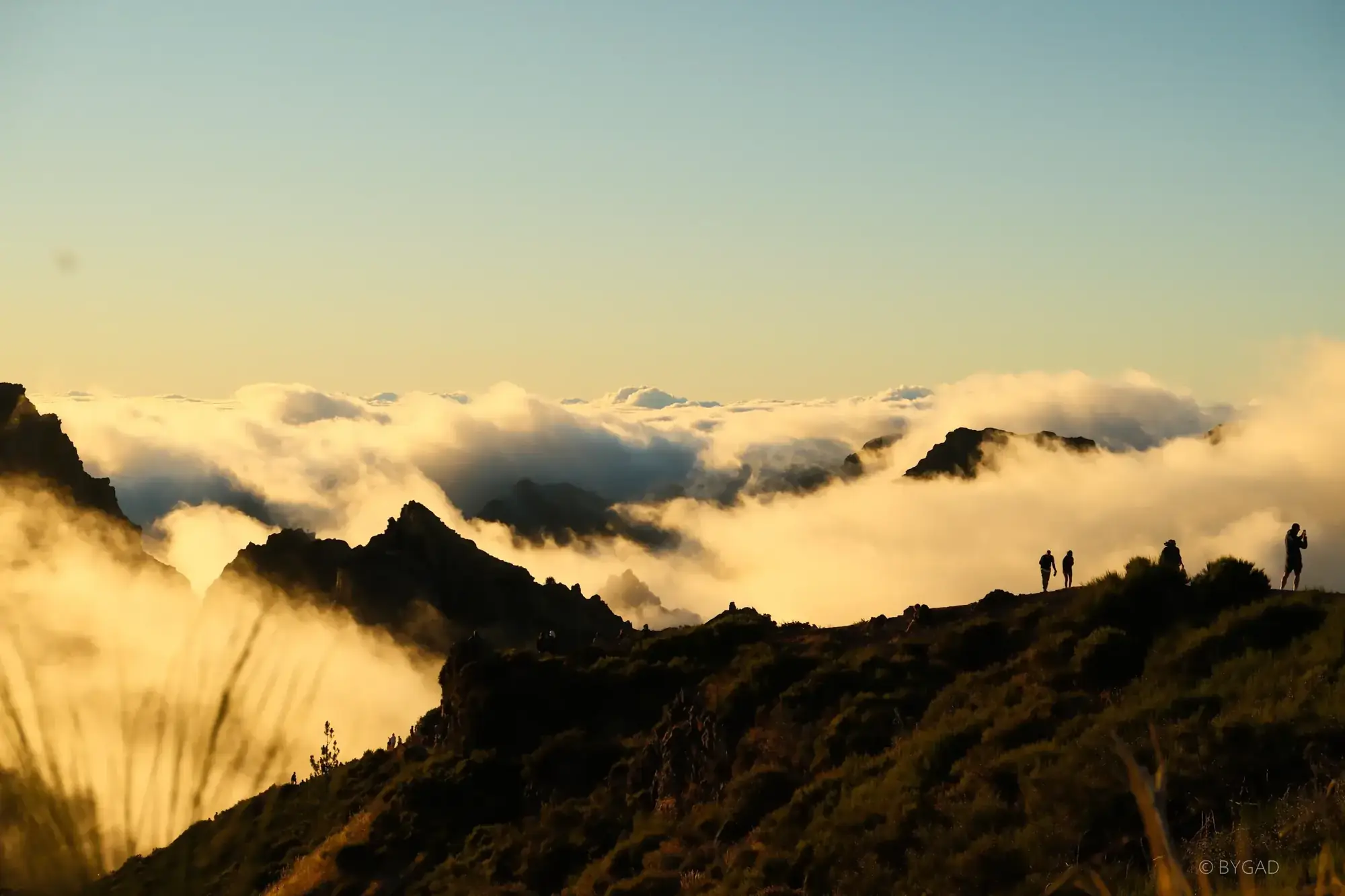 Mer de nuages au coucher du soleil